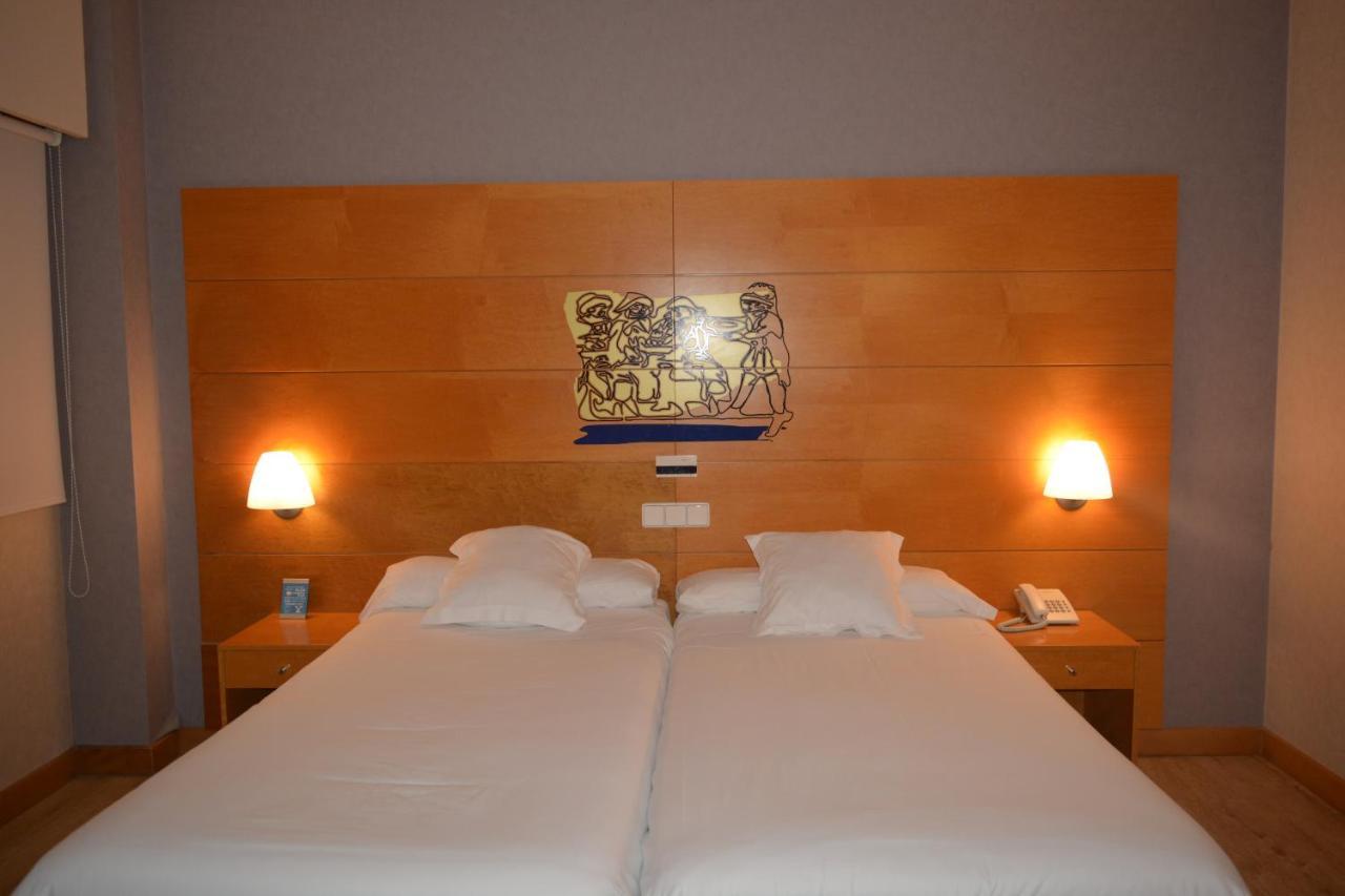 Ruta Jacobea Hotel Lavacolla Bagian luar foto