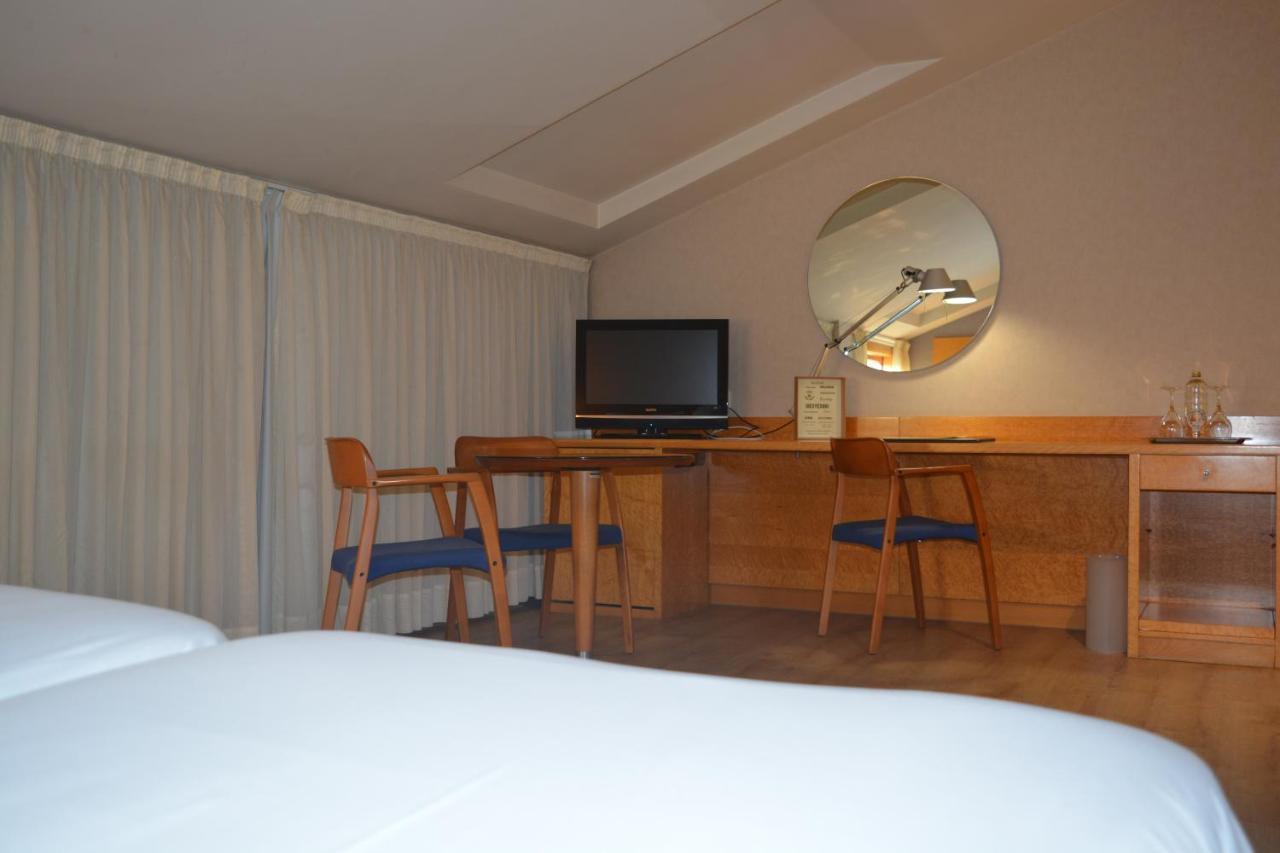 Ruta Jacobea Hotel Lavacolla Bagian luar foto