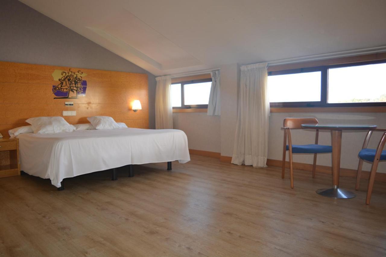 Ruta Jacobea Hotel Lavacolla Bagian luar foto