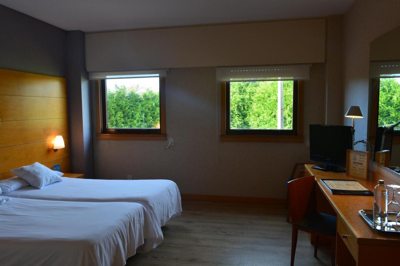 Ruta Jacobea Hotel Lavacolla Bagian luar foto